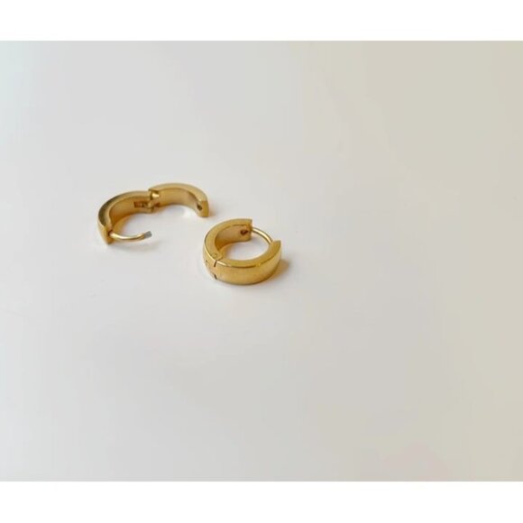 Huggies Gold Chunky huggie earrings Non-tarnish gold Waterproof EVERYDAY Earring - Picture 11 of 12